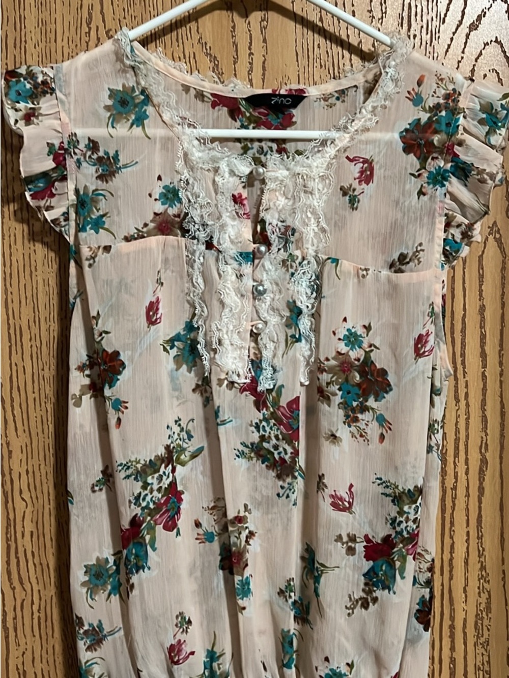 Zine Clothing Cream Floral Lace-Trim Cap Sleeve Blouse